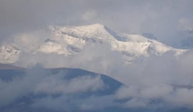 Hakkari haberi: Yüksekova’ya mevsimin birinci karı düştü