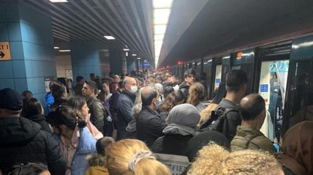 Marmaray Yenikapı istasyonunda bir kişi raylara atlayarak intihar etti! Yapılan açıklamada seferlerin tek çizgi üzerinden sürdüğü bildirildi