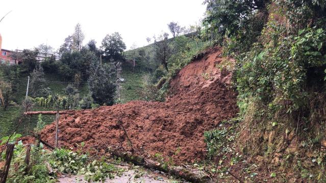 Rize haberleri! Rize’de yağış ve toprak kayması nedeniyle köy yolları kapandı