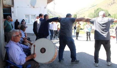 Bayburt’ta düğün öncesi cirit müsabakası düzenlendi