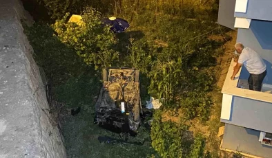 Kastamonu’da Otomobil İstinat Duvarından Bahçeye Düştü