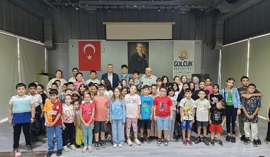 Gölcük Belediye Konservatuarı Çocuk Korosu, Şef Turan Yüksel eşliğinde yeni dönem eğitimlerine Sanat Galeri’nde başladı.