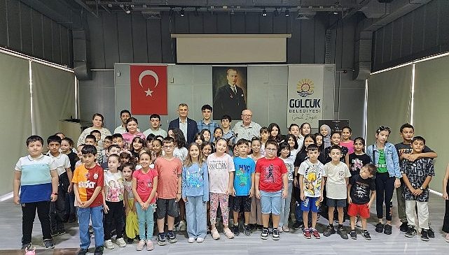 Gölcük Belediye Konservatuarı Çocuk Korosu, Şef Turan Yüksel eşliğinde yeni dönem eğitimlerine Sanat Galeri’nde başladı.