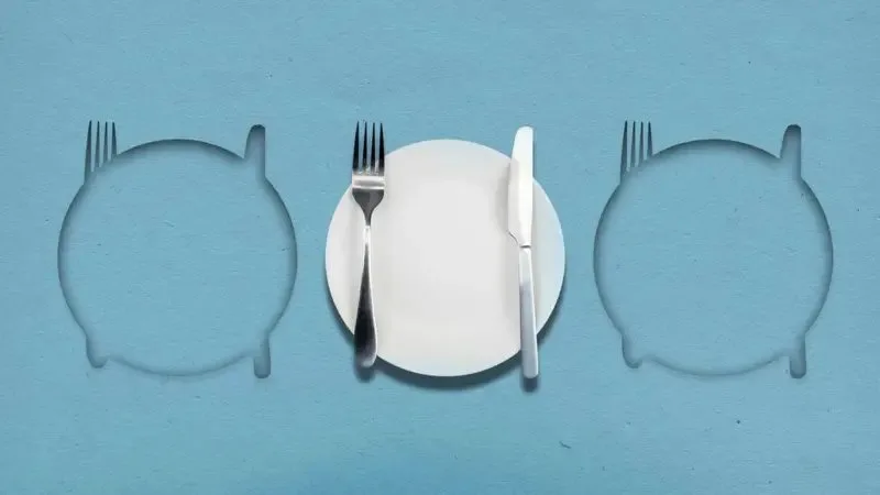 Ortada bir tabak, çatal, bıçak. İki yanı boş.
