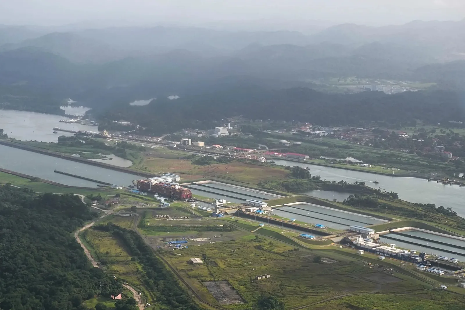 Bir yük gemisi Panama Kanalı’ndaki Cocoli Kilitlerinden geçiyor, 9 Ağustos 2026