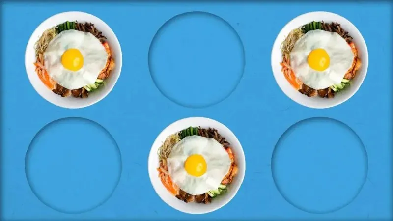 Yumurta ve salatanın olduğu üç tabak. Üç de tabak izi var ancak tabak yok.