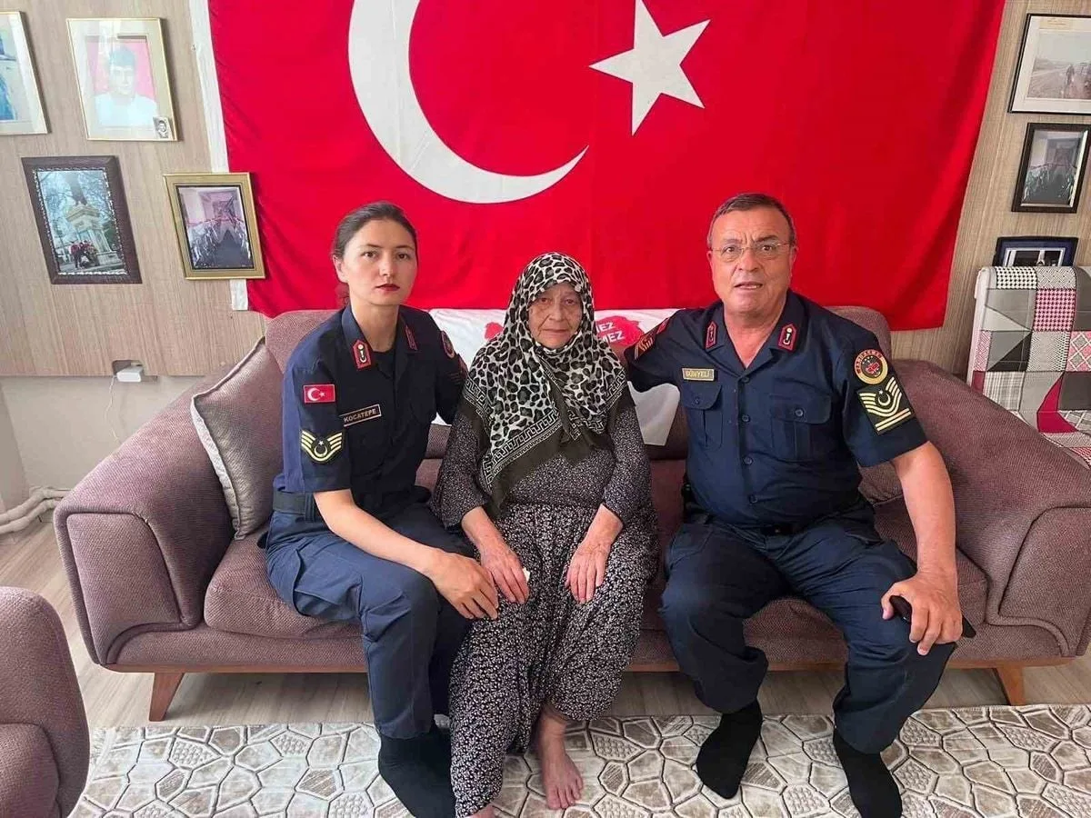 Jandarma Ekipleri, Şehit Ailelerini Ziyaret Ederek Destek Olmaya Devam