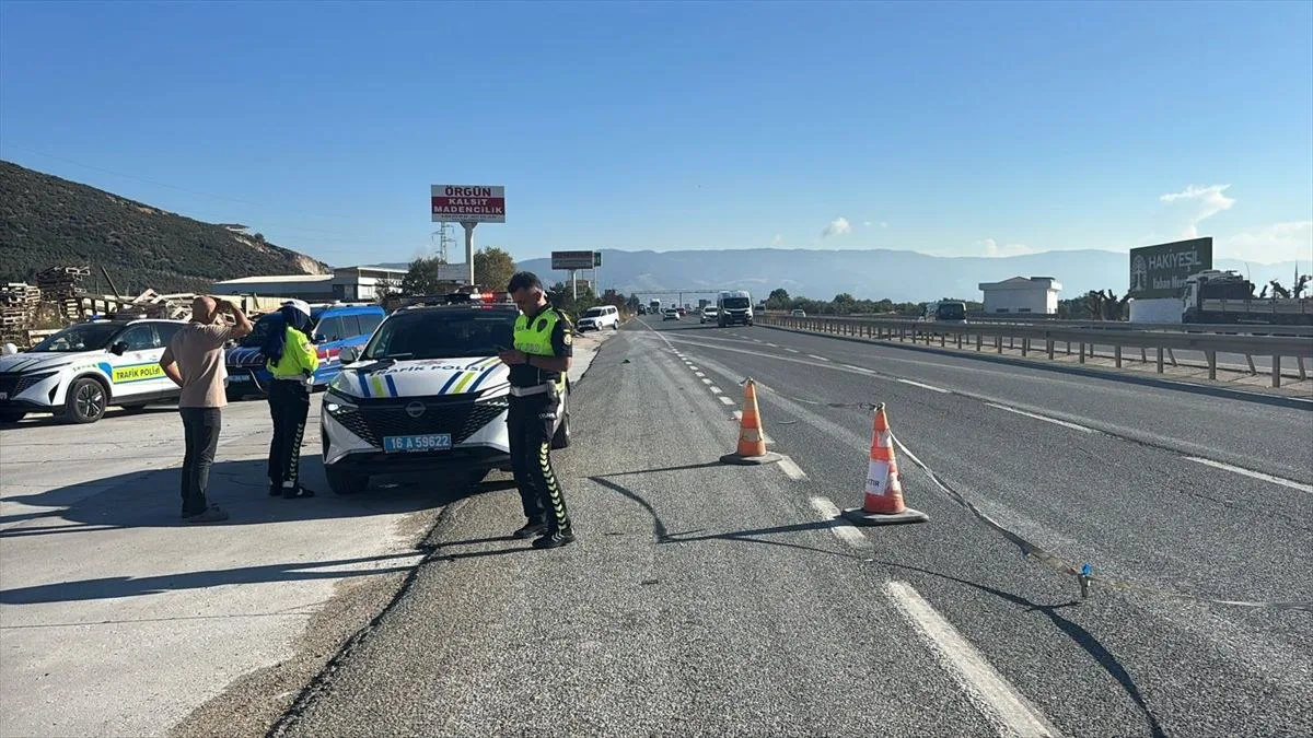 Orhangazi’de Otomobil-Motosiklet Çarpışması: 2 Yaralı, Olay Kamerada