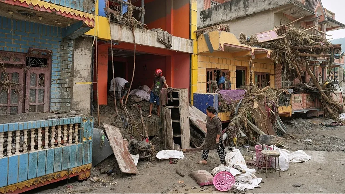 Nepal’de yaşanan sel felaketinde yaklaşık 3 bin kişinin kaybolduğu ve 17 bin çocuğun yardımına ihtiyaç duyduğu bildirildi
