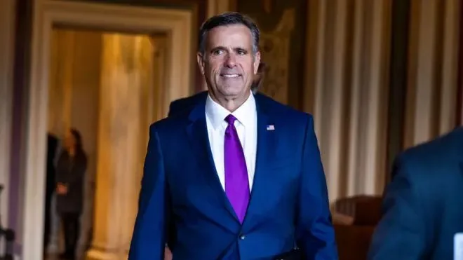 CIA Direktörü John Ratcliffe bu yılın başlarında Washington'da görüntülenmişti. Remi giyimli ve gülümseyerek yürüyor.