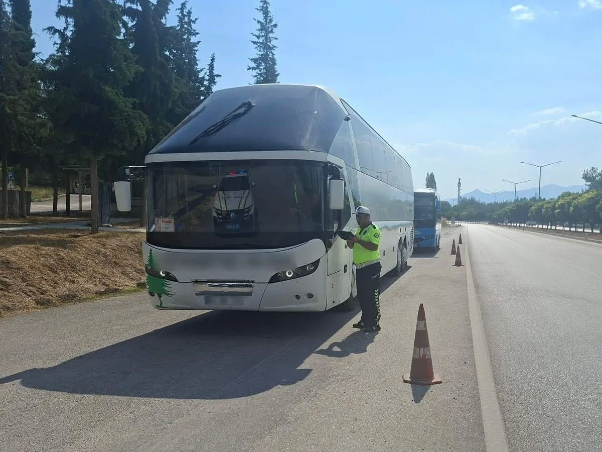 Burdur’da Şehirlerarası Otobüs Denetimleri: Yolcuların Güvenliği Öncelikli