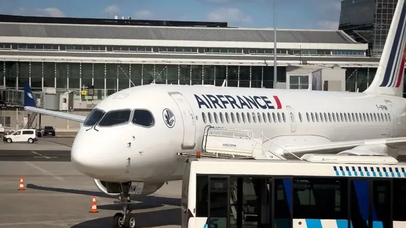 Air France'a ait F-HPNM tescilli bir Airbus A220-300 uçağı, 22 Mayıs 2026 tarihinde Polonya'nın Varşova kentindeki Varşova Chopin Havalimanı'nın apronunda duruyor.