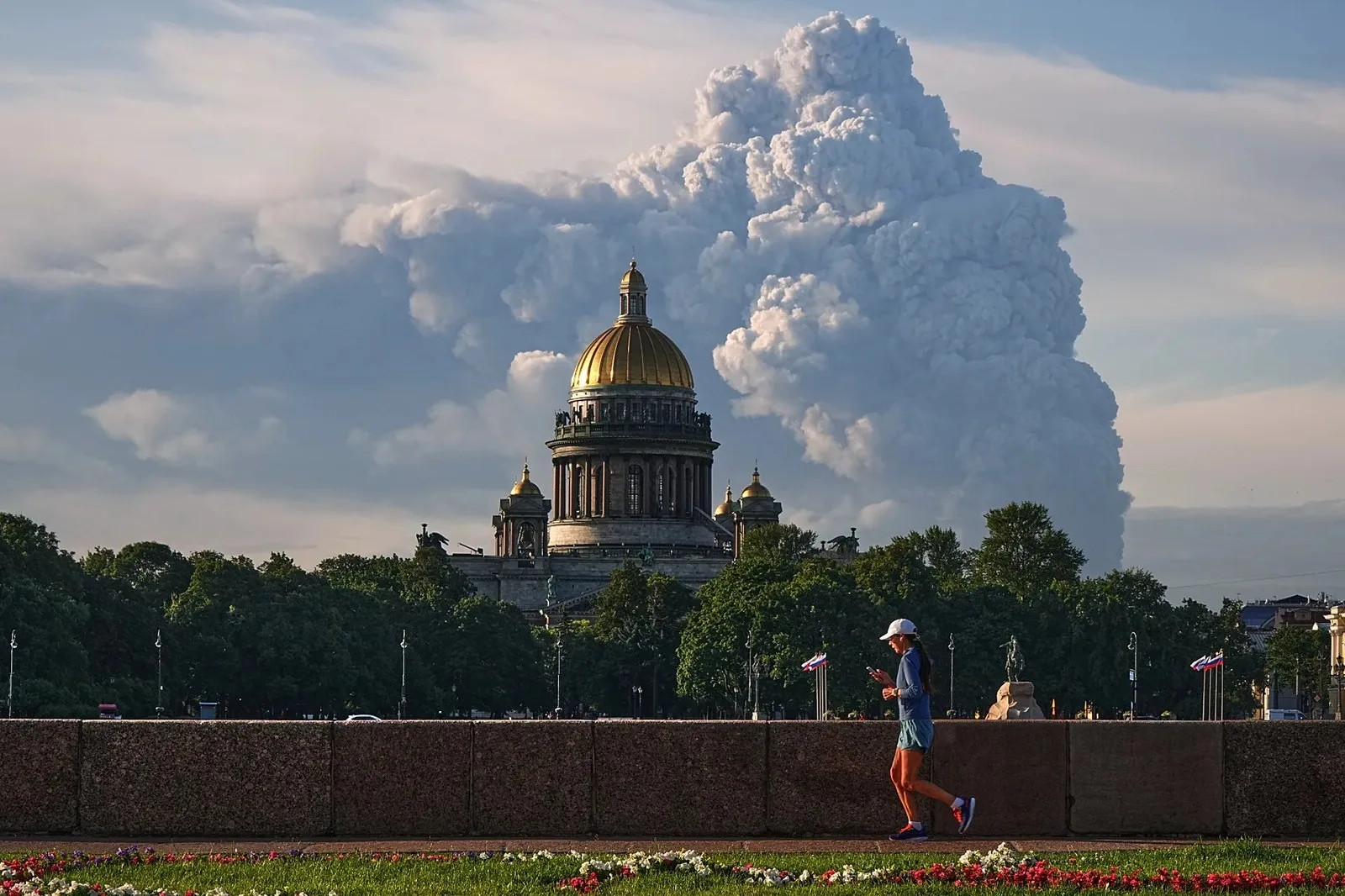 Ukrayna insansız hava aracı saldırısının ardından St Petersburg’daki çevrim içi perakendeci Wildberries’in deposundan yükselen duman bulutları, ön planda İsaak Katedrali’nin görüldüğü karede gökyüzüne yayılıyor, 24 Temmuz 2026.