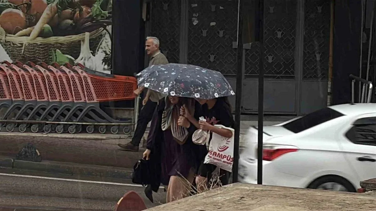 Bolu’da Beklenmedik Hava Değişikliği: Sıcaklıktan Sağnağa, Kent Halkı Şaşkın