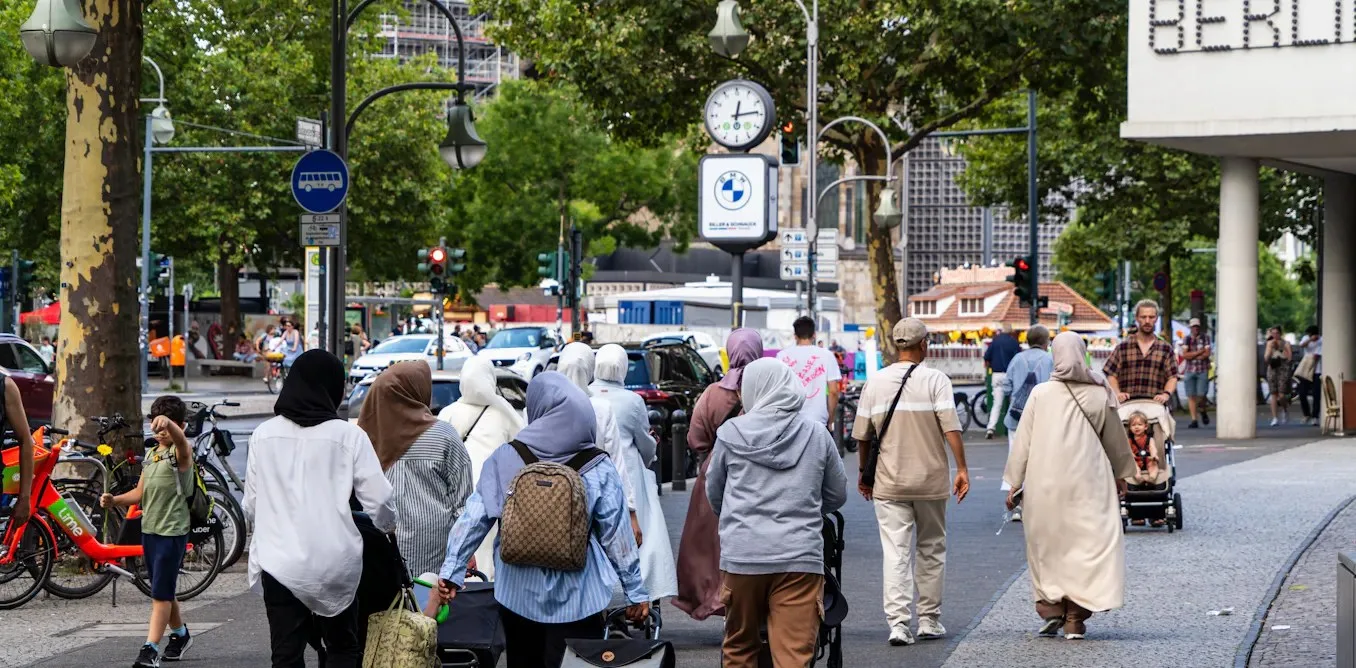 Almanya’nın Sağ-Solcu Partisi AfD, Göçmen Seçmeni Kazanmak İsterken Kendi İlkelerine Aykırı Bir Yol İzliyor