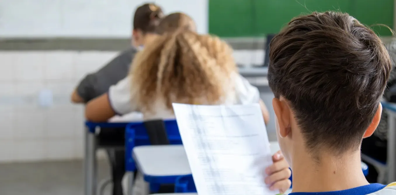 Pisa sonuçları: İngiltere okuma alanında küresel düşüşe direnirken Galler geriye doğru kayıyor