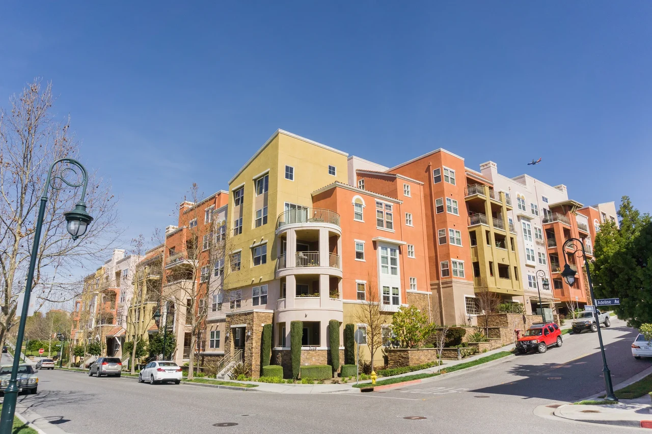 Kaliforniya'da balkonları, estetik renk şemaları ve kutu şeklinde, geometrik biçimleriyle öne çıkan geleneksel apartmanlar.