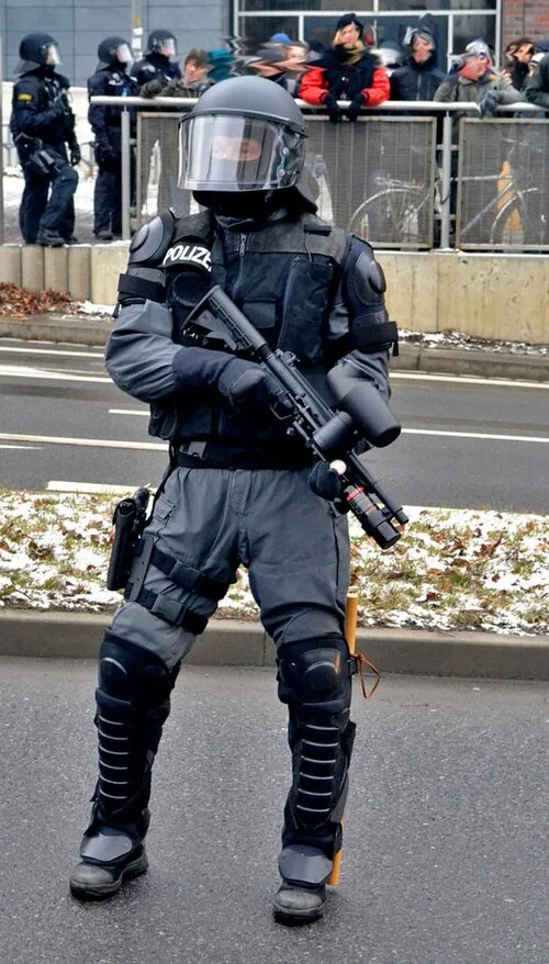 Dresden'de biber gazı silahıyla Alman polis memuru, 2011.