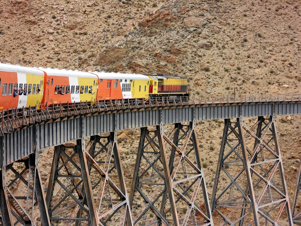 Tren a las nubes cruzando Viaducto la Polvorilla