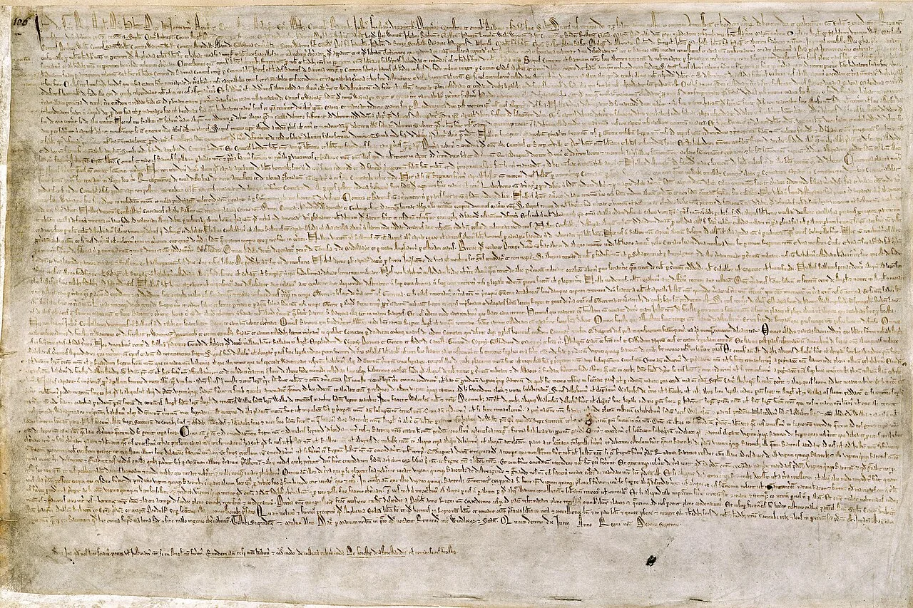 İngiliz Kütüphanesi'ndeki Magna Carta. Belge, "İngiltere'de Demokrasinin çıkış kaynağı" olarak tanımlanmaktadır.