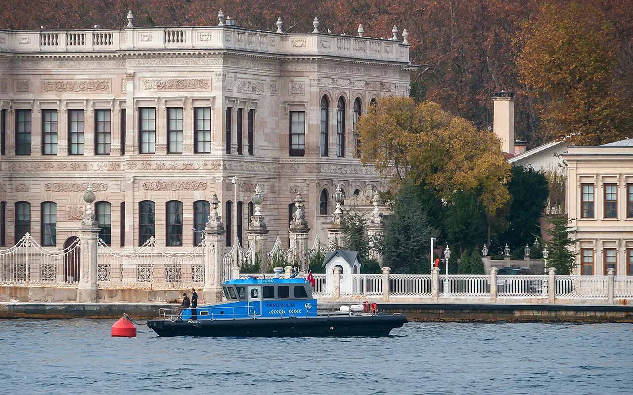 Dolmabahçe Sarayı önündeki bir Deniz Polisi