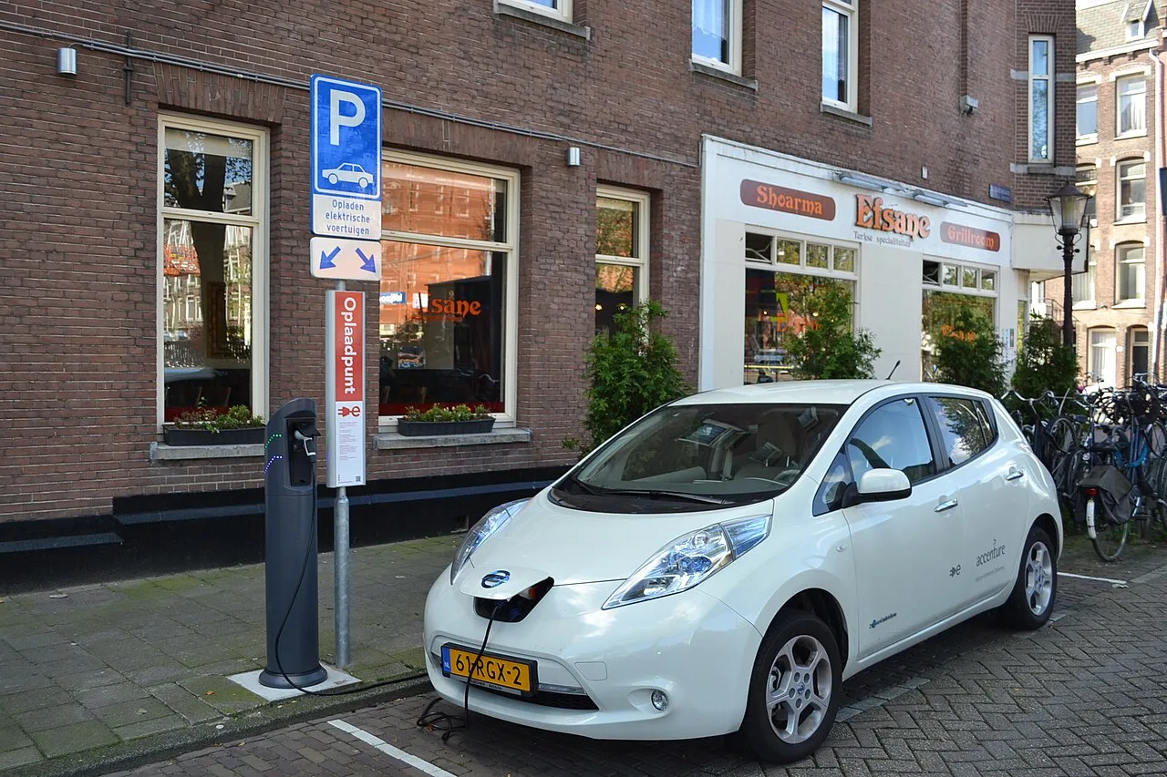 Nissan Leaf aan Amsterdamse laadpaal