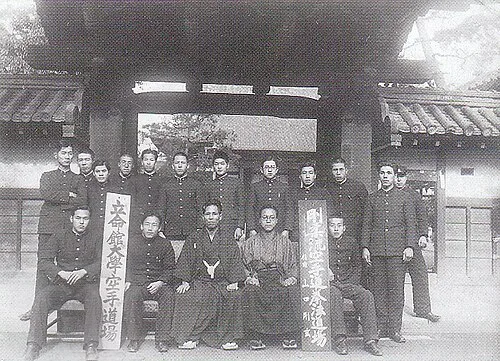Yamaguchi and his students at Ritsumeikan University 1929. Yamaguchi is in the middle.