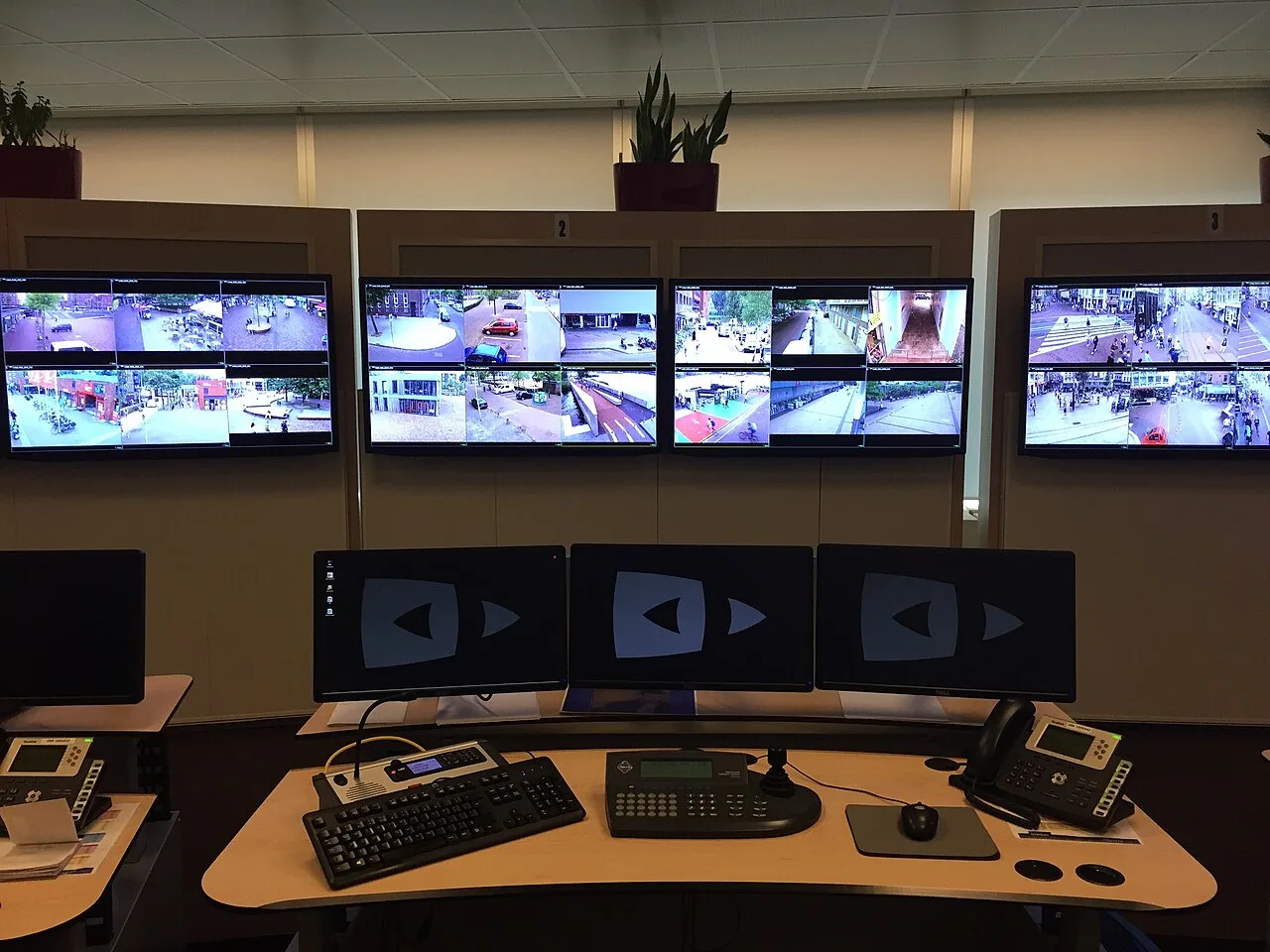 Hollanda Polisi'ne ait bir kapalı devre televizyon izleme odası