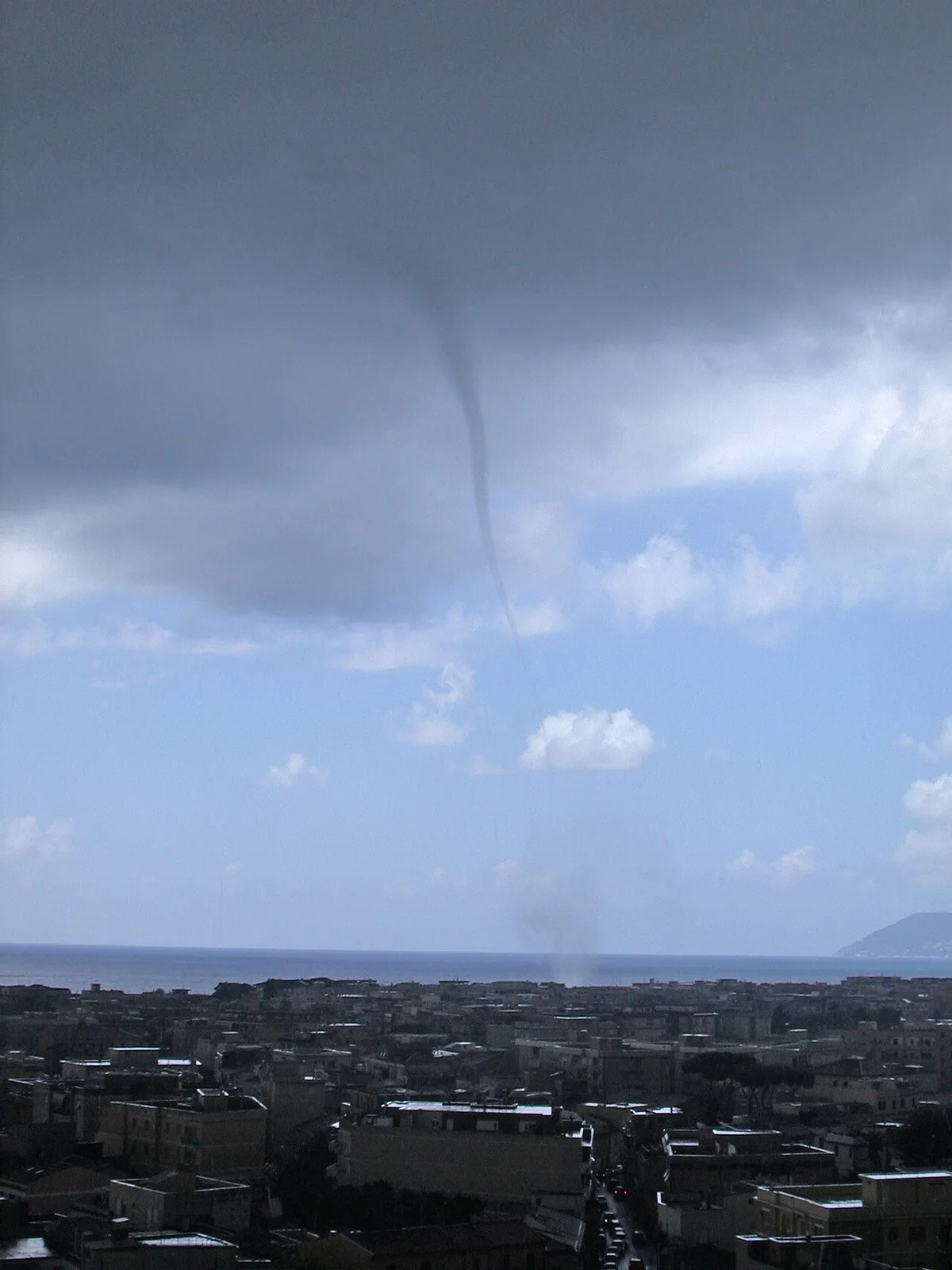 Terracina (Lazio, İtalya)'da bir hortum