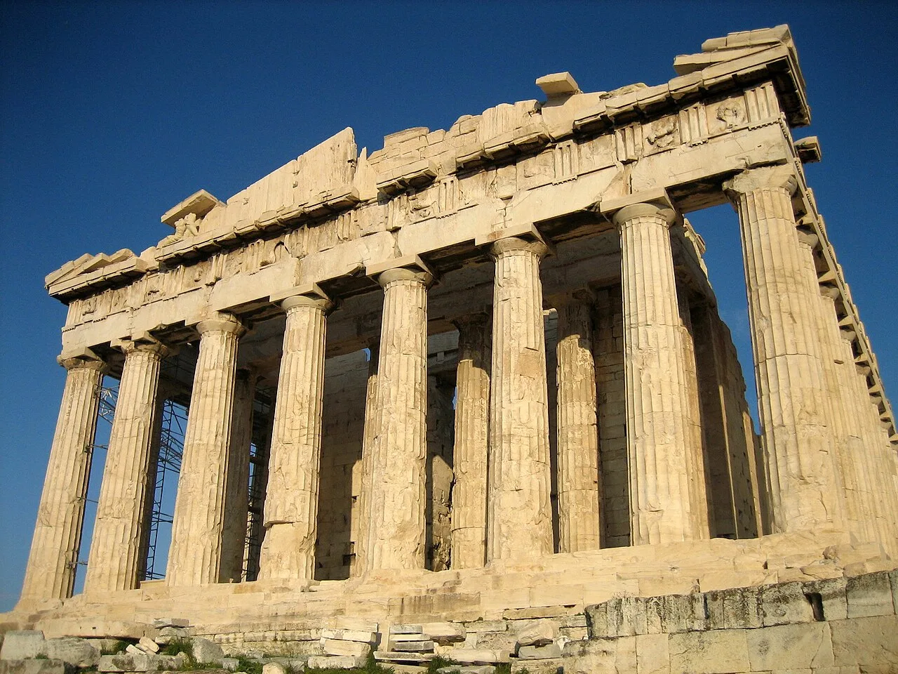 Batıdan Parthenon'un görünümü.