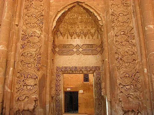 Harem kapısındaki aslan kabartmaları ve bitki motifli bordürler