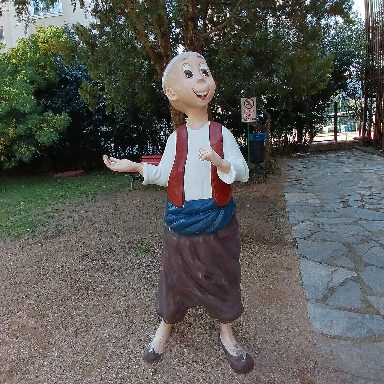 Masal Müzesi bahçesinde Keloğlan figürü