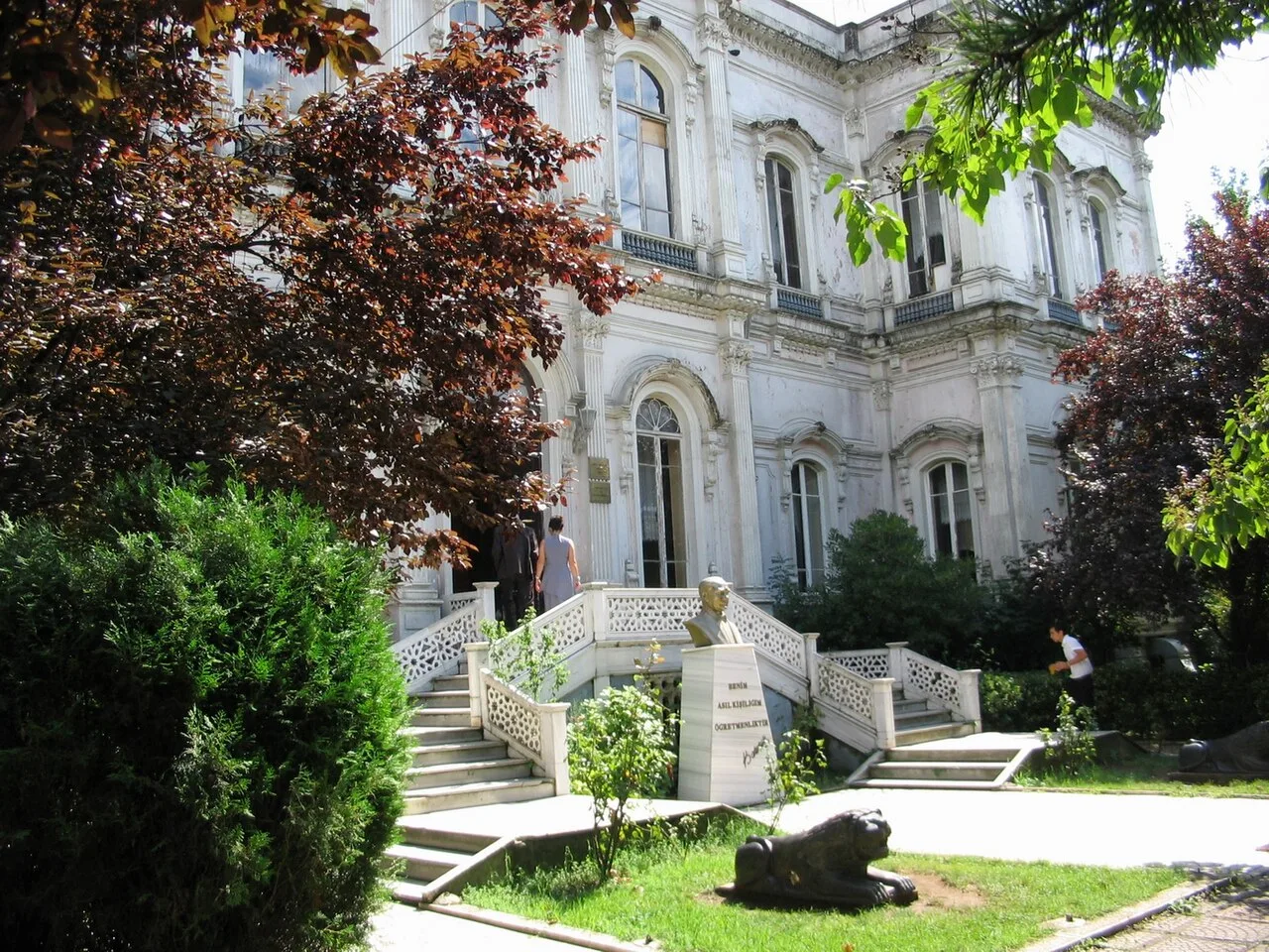 Hababam Sınıfı serisinin ilk filmlerinin çekildiği tarihî bir bina olan Adile Sultan Kasrı'nın ön bahçesi, Üsküdar, İstanbul.
