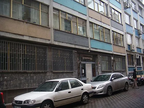 Kapıcılar Kralı filmine ev sahipliği yapan Selahattin Zeren Apartmanı'nın bugünkü görünümü. Kemal Sunal bu filmle kariyerindeki tek Altın Portakal En İyi Erkek Oyuncu Ödülü'nü kazanmıştır.