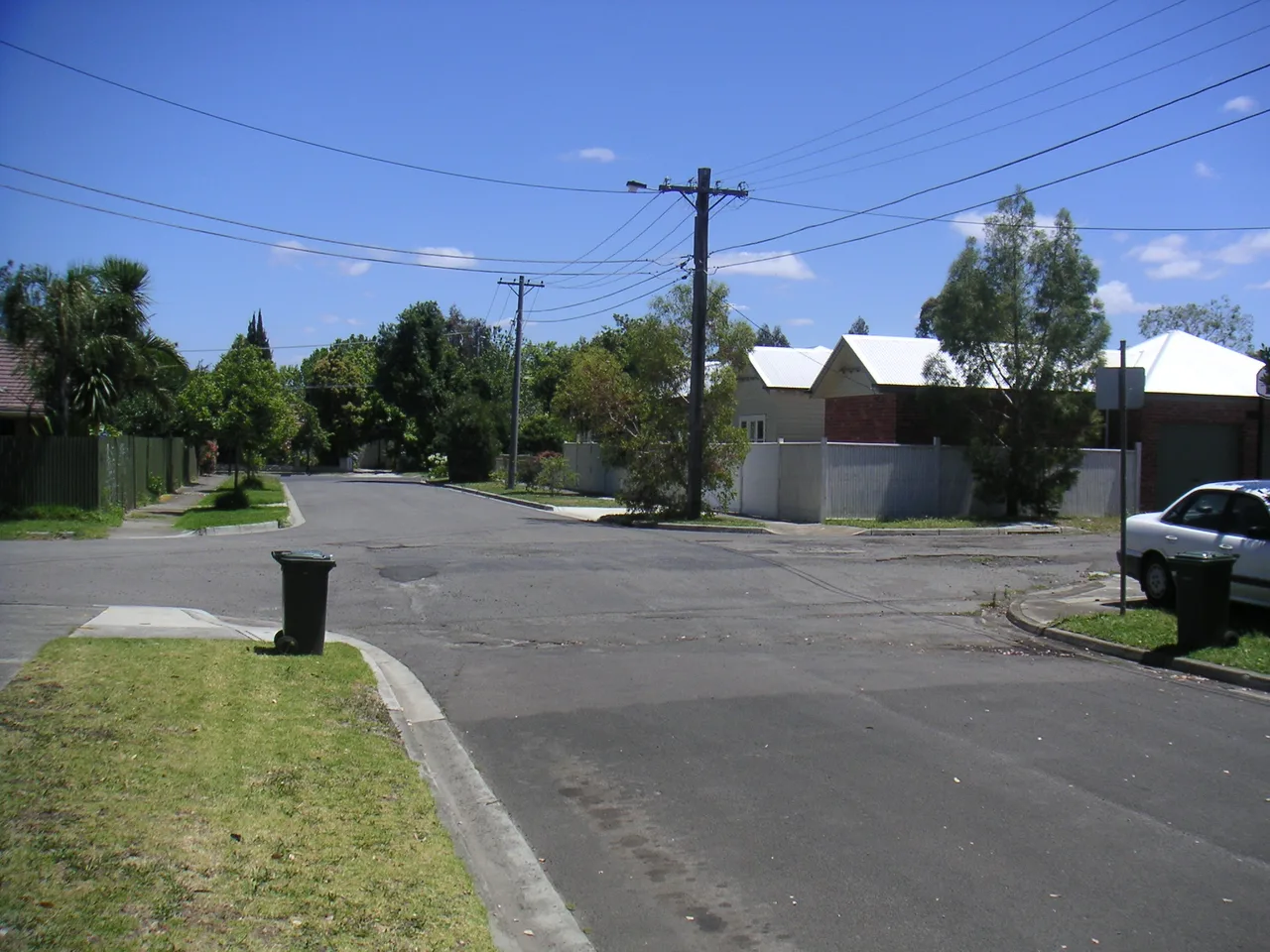 An uncontrolled intersection in suburban Melbourne, Australia