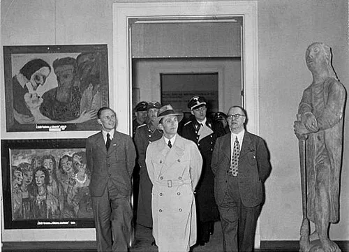 Joseph Goebbels Dejenere Sanat sergisini izliyor. Kültürel Marksizm komplo teorisi sıklıkla "Kültürel Bolşevizm" ve "dejenere sanat" hakkındaki antisemitik Nazi propagandasıyla karşılaştırılır.