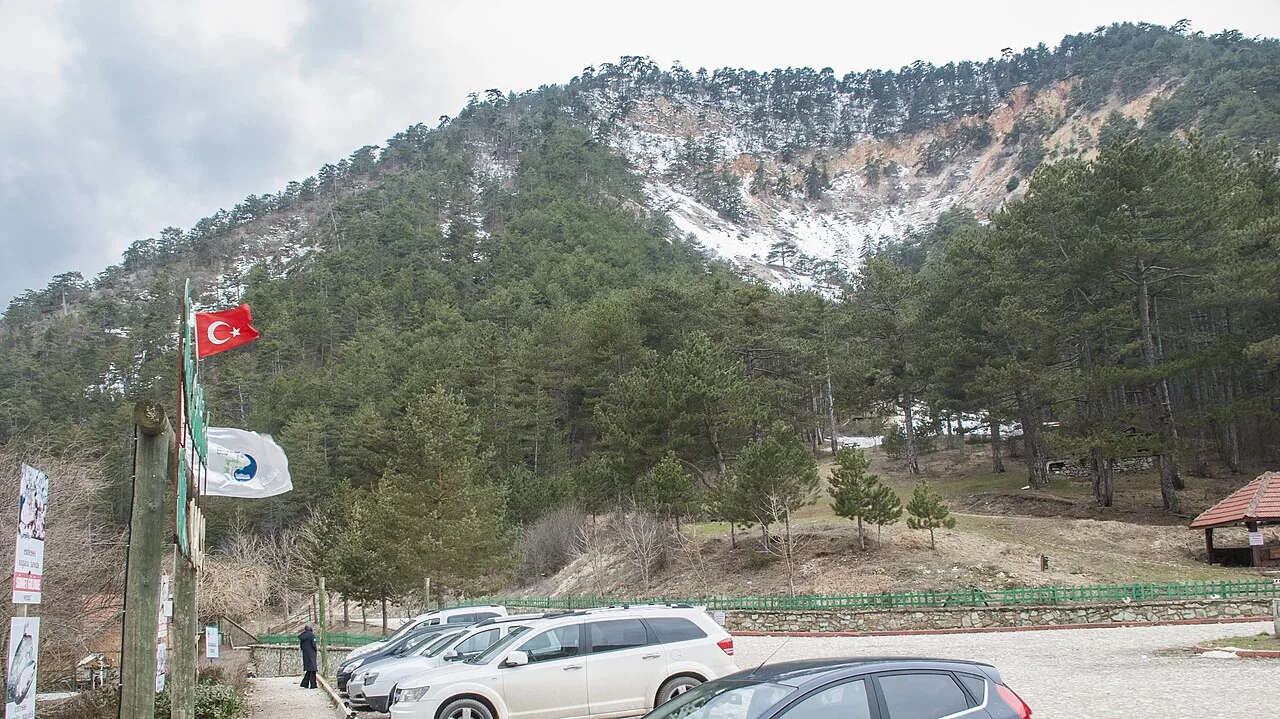 Sünnet Gölü heyelan aynası. Landslides, Göynük, Bolu.