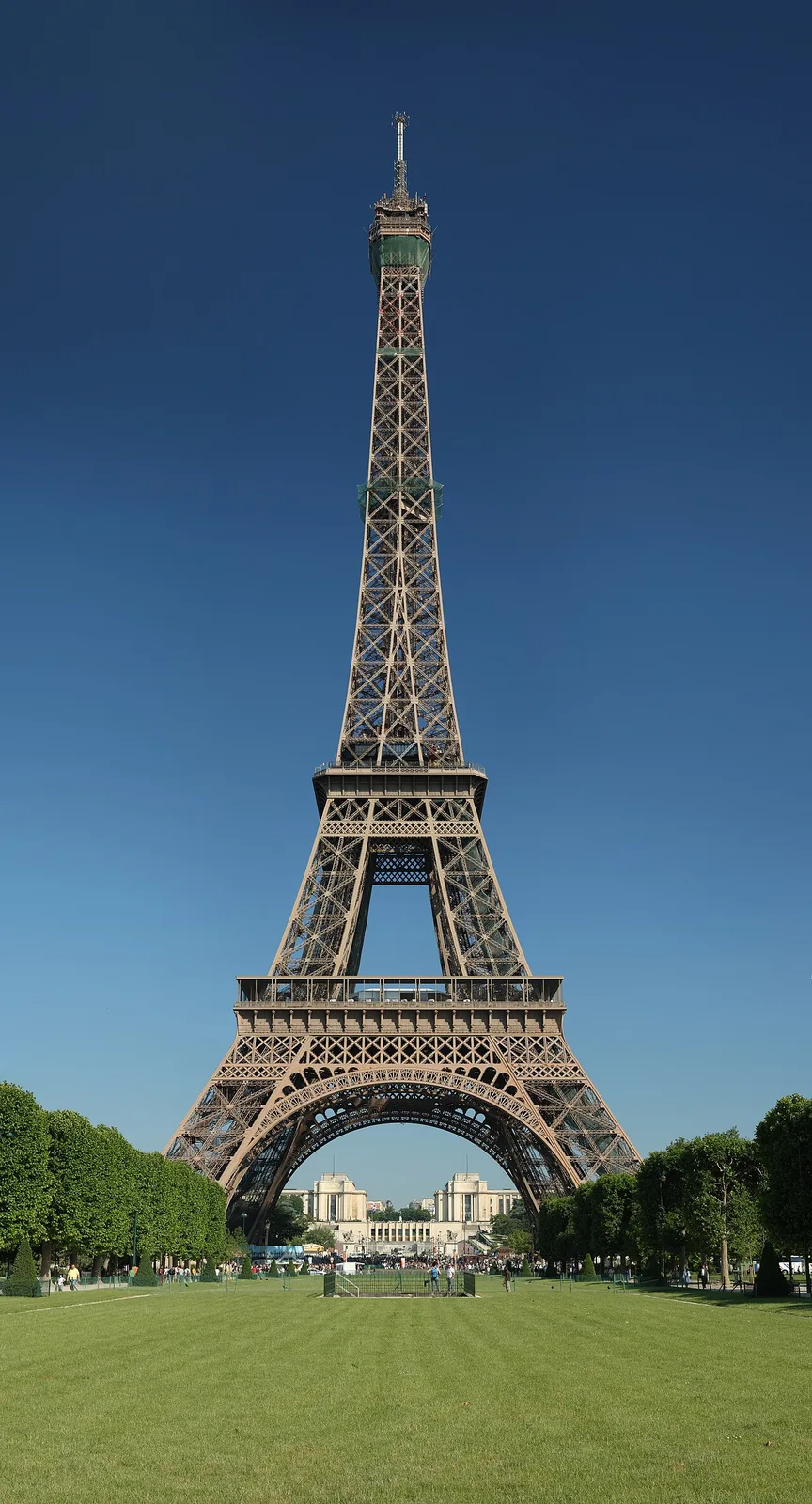 Eyfel Kulesi, Paris'in simgesi olmasının yanı sıra yeryüzünün en çok turist çeken çağdaş mimari örneklerinden birisidir.